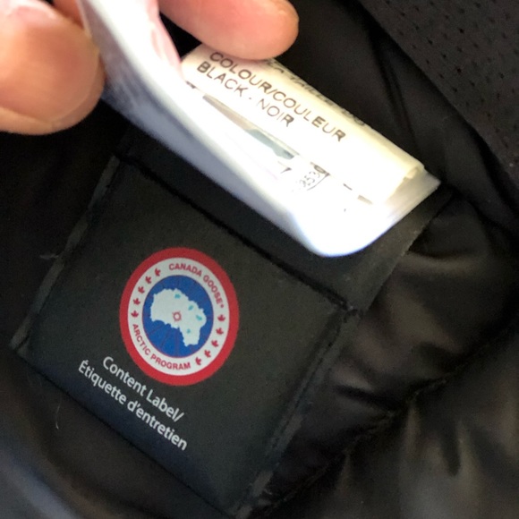 2020 Boys Large (14-16) Canada Goose Logan Parka. Currently priced online $850 - Picture 9 of 14